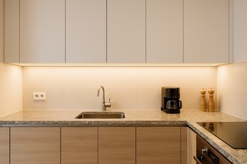 Mətbəx şkaflarının altında profildə gizlədilmiş LED işıq xətti