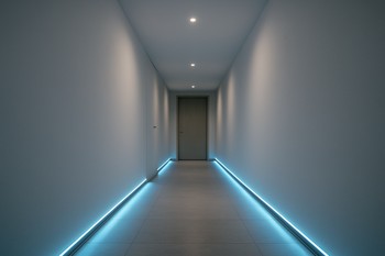 Dəhlizdə döşəmə kənarı boyunca LED işıq xətti