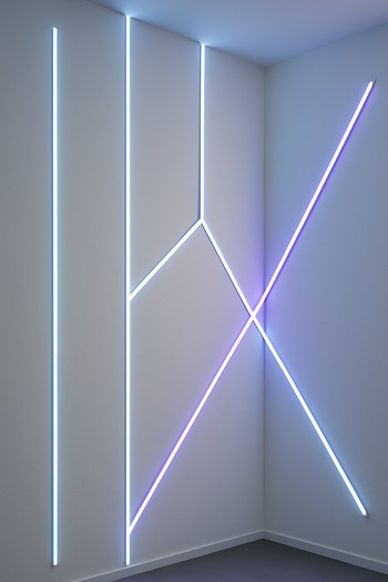 Divarda şaquli LED lentlərlə vurğu işıq zolaqları