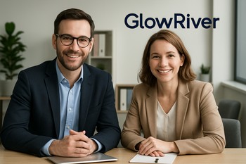 GlowRiver komandası onlayn məsləhət zamanı plan üzərində işləyir