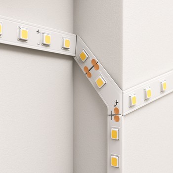 Otaq küncündə iki paralel LED xətti ilə balanslı işıq