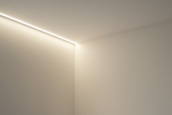 Tavandan divara enən düz LED xətti