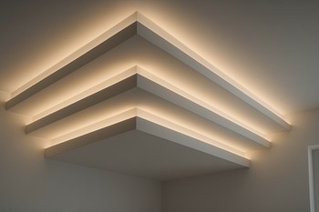 Tavanda pilləli konstruksiya boyunca LED lent