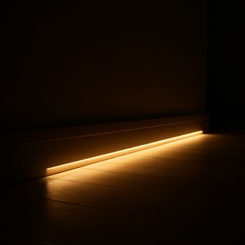 Gecə döşəmə boyunca çox zəif yön LED xətti