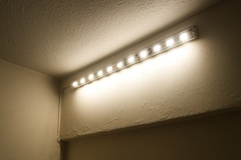 Birbaşa gözə baxan LED lent xətti ilə sərt işıq